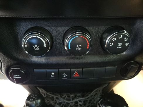 Used 2013 Jeep Wrangler Sport AWD/4WD image 31