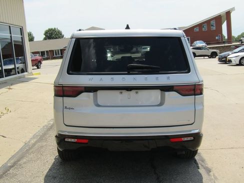 Used 2024 Jeep Wagoneer Series III AWD/4WD image 4