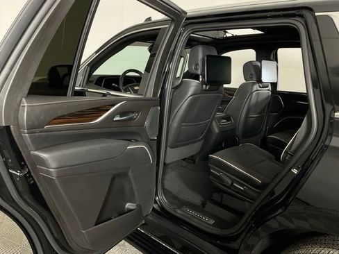 Used 2024 Cadillac Escalade Premium Luxury w/ Performance Package image 31
