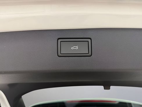 New 2025 Volkswagen Tiguan SE image 10