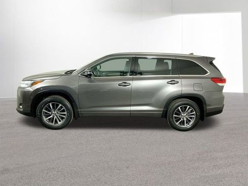 Used 2017 Toyota Highlander XLE image 29