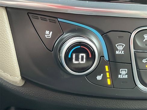 Used 2023 Chevrolet Traverse Premier image 21