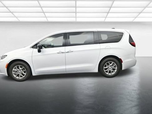 New 2026 Chrysler Pacifica Select image 5