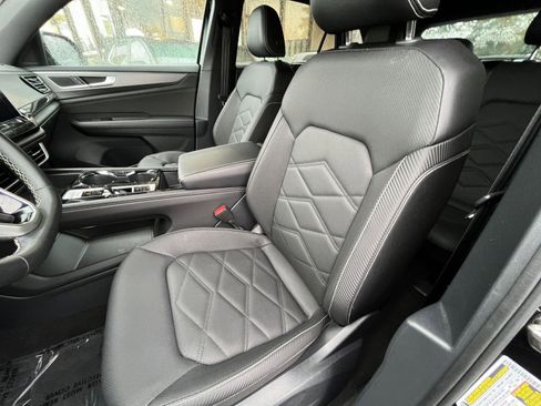 Used 2025 Volkswagen Atlas Cross Sport SE image 36