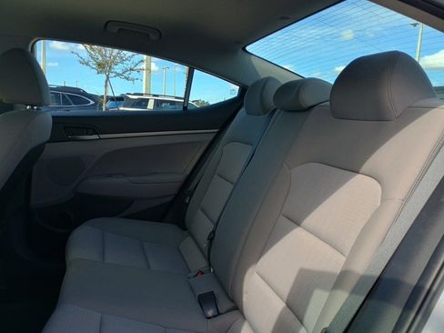 Used 2017 Hyundai Elantra SE image 16