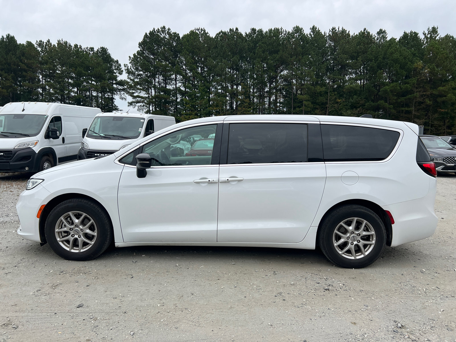 Used 2024 Chrysler Pacifica Touring-L FWD image 11