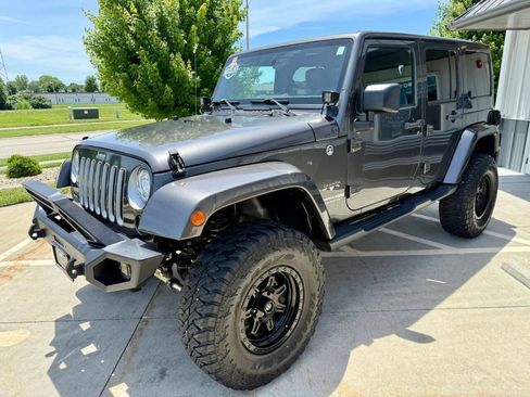 Used 2018 Jeep Wrangler Unlimited Sahara w/ Max Tow Package AWD/4WD image 4