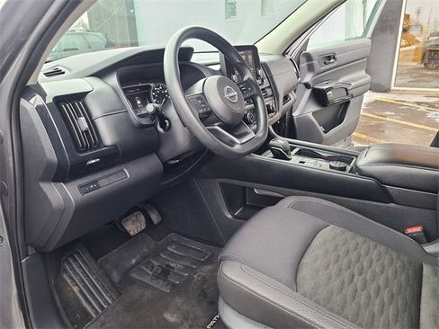 Used 2023 Nissan Pathfinder S image 12
