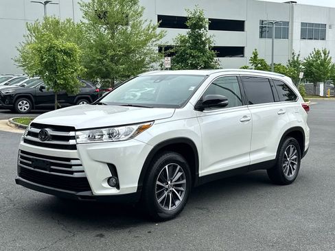 Used 2019 Toyota Highlander XLE FWD image 2