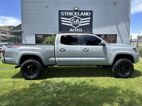 Used 2021 Toyota Tacoma TRD Sport w/ Technology Package AWD/4WD image 5