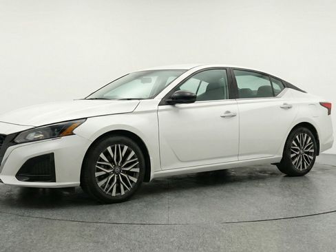 Used 2025 Nissan Altima 2.5 SV image 3
