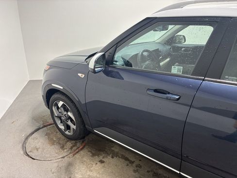 Used 2025 Hyundai Venue Limited image 8