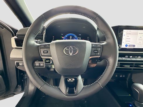 Used 2025 Toyota Camry SE image 11