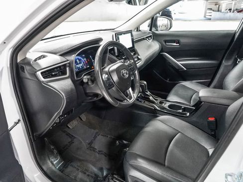 Used 2025 Toyota Corolla Cross XLE w/ Convenience Package FWD image 18