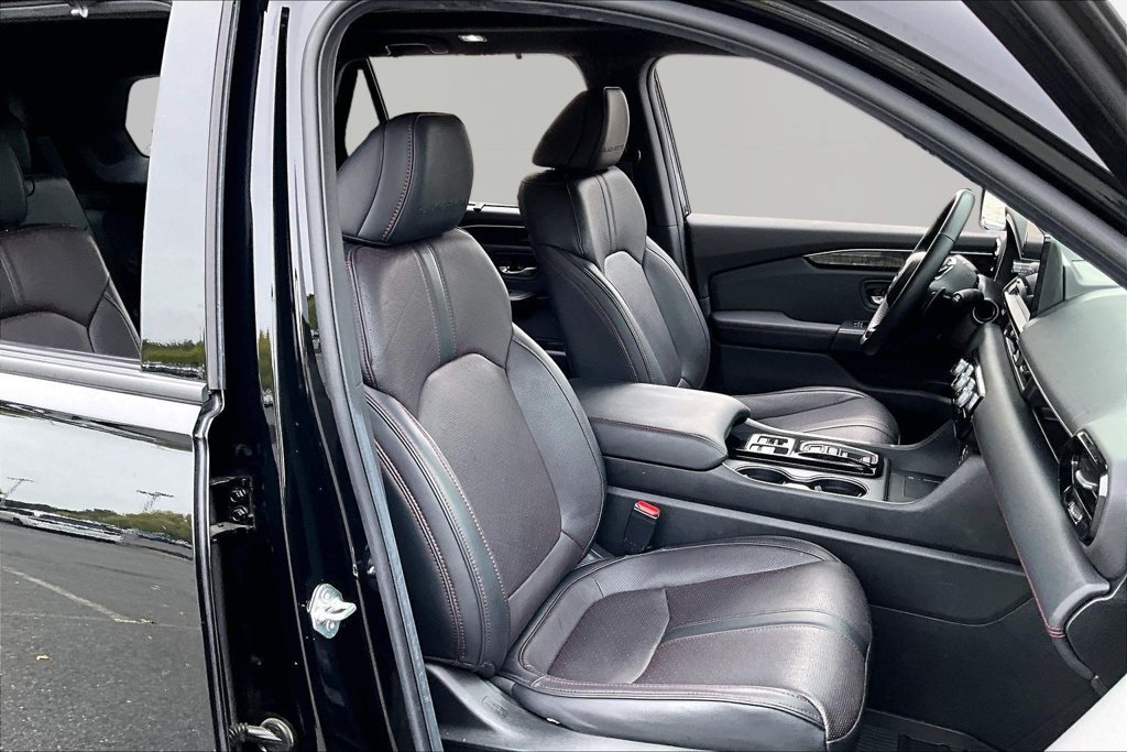 Used 2025 Honda Pilot Black Edition image 23