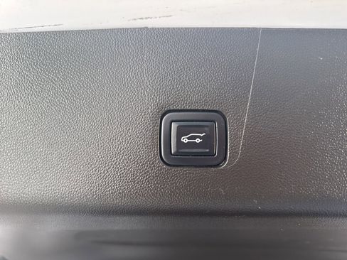 Used 2022 Chevrolet Traverse LT image 16