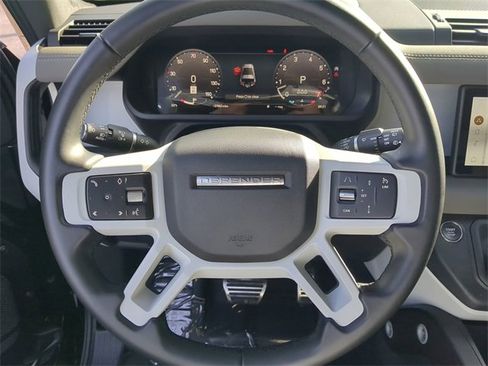 Used 2023 Land Rover Defender 90 SE image 29