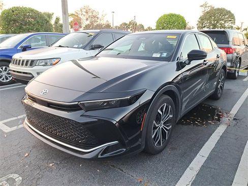 Used 2023 Toyota Crown Limited image 3