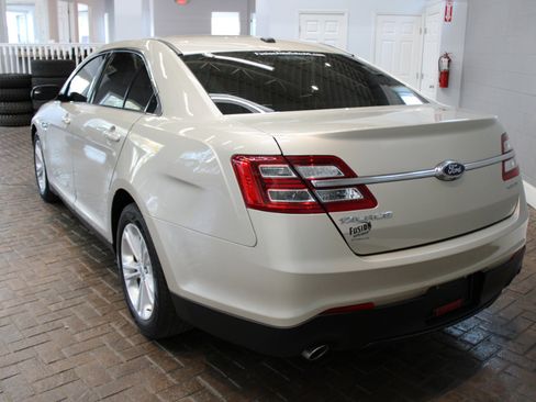 Used 2018 Ford Taurus SE image 5