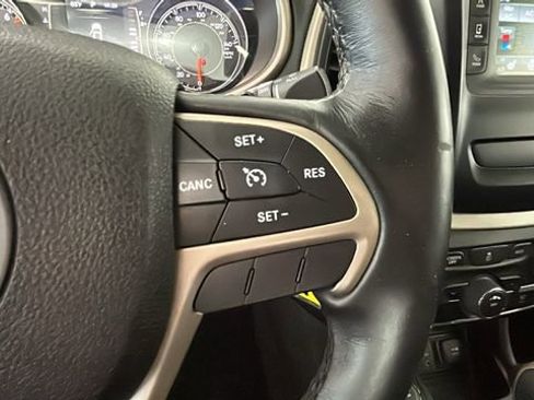Used 2016 Jeep Cherokee Latitude w/ Cold Weather Group AWD/4WD image 17