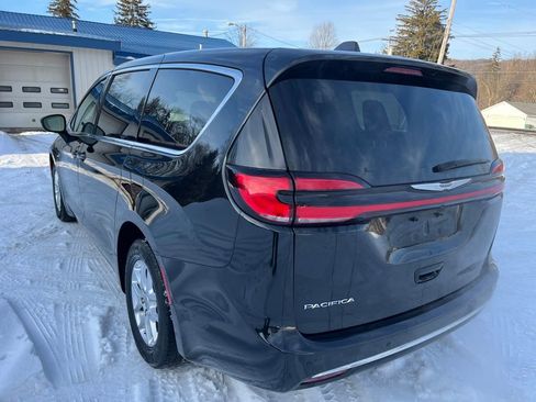 Used 2023 Chrysler Pacifica Touring-L image 9