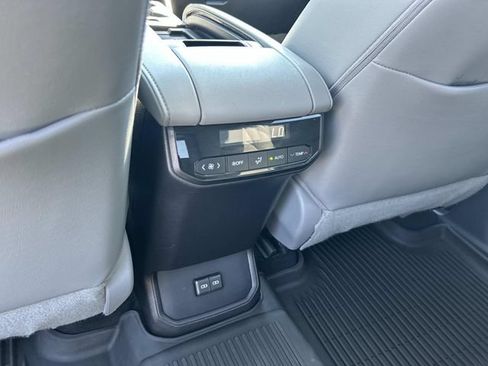Used 2022 Toyota Highlander XLE AWD/4WD image 19