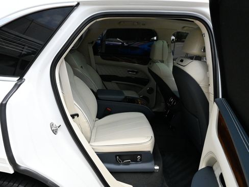 Used 2023 Bentley Bentayga AWD/4WD image 54
