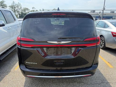 Used 2025 Chrysler Pacifica Select FWD image 3