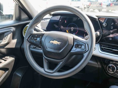 Used 2025 Chevrolet Trax LT FWD image 17