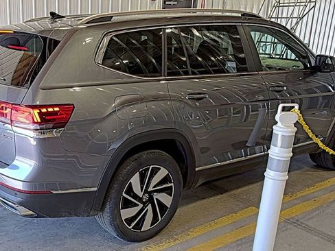Used 2025 Volkswagen Atlas SEL AWD/4WD image 2