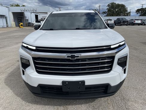 Used 2024 Chevrolet Traverse LT w/ Trailering Package FWD image 9