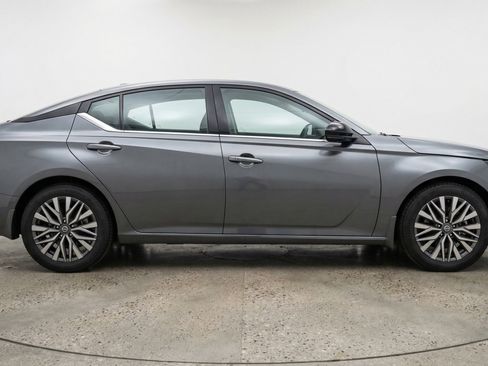 Used 2025 Nissan Altima 2.5 SV FWD image 11