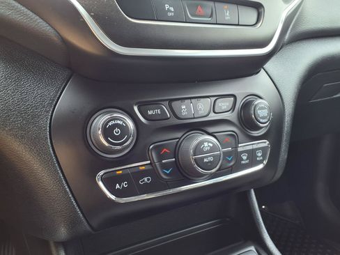 Used 2022 Jeep Cherokee Trailhawk w/ Comfort/Convenience Group AWD/4WD image 6
