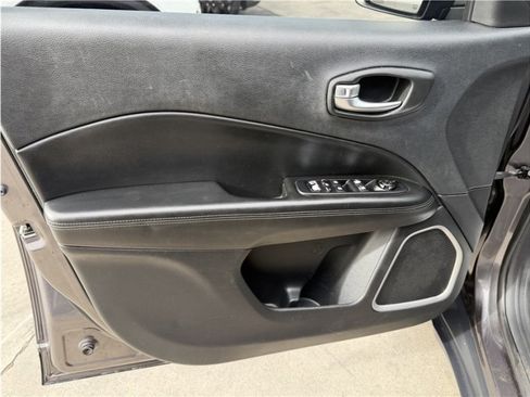 Used 2019 Jeep Compass Latitude FWD image 15