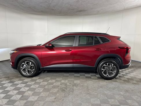 Certified 2024 Chevrolet Trax LT w/ Driver Confidence Package FWD image 9