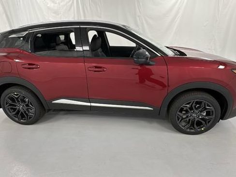Used 2025 Nissan Kicks SR w/ Illumination Package image 2