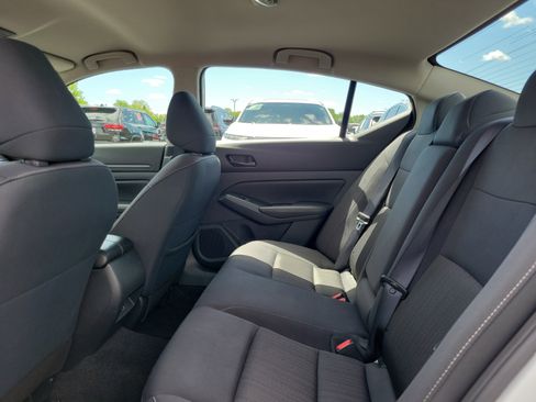 Used 2025 Nissan Altima 2.5 SV FWD image 11