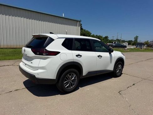 Used 2024 Nissan Rogue S AWD/4WD image 3