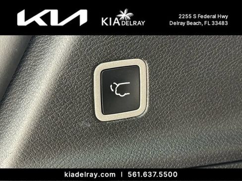 Used 2023 Chrysler Pacifica Pinnacle FWD image 9