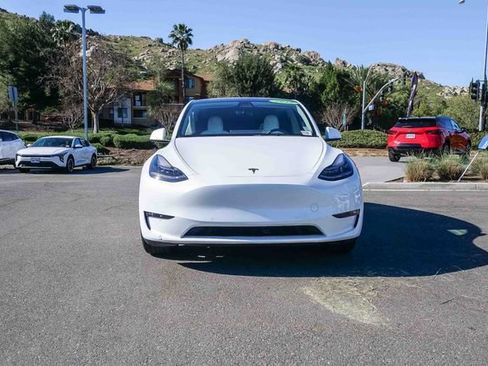 Used 2022 Tesla Model Y Long Range image 3