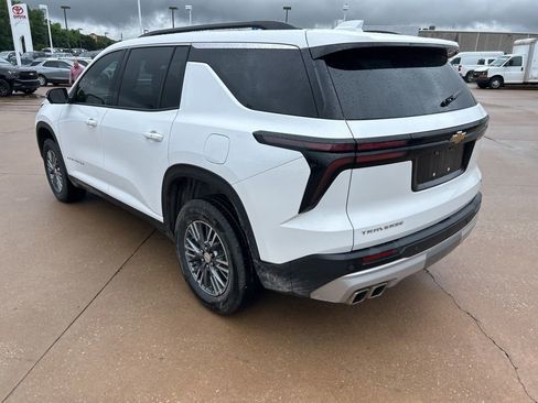 Used 2024 Chevrolet Traverse LT w/ Trailering Package FWD image 3