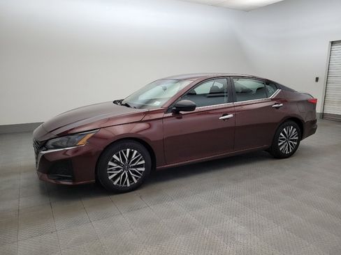 Used 2025 Nissan Altima 2.5 SV FWD image 3