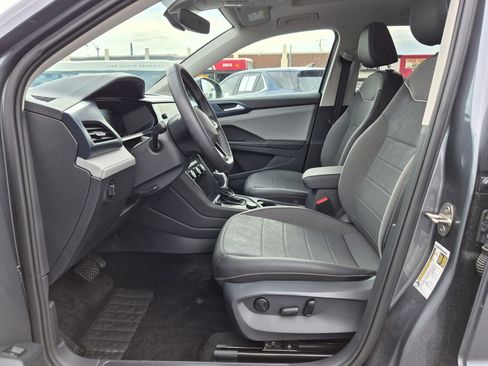 Used 2024 Volkswagen Taos SE w/ Panoramic Sunroof Package AWD/4WD image 17