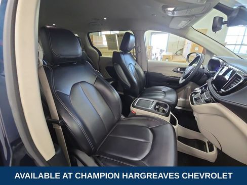 Used 2023 Chrysler Pacifica Touring-L FWD image 36