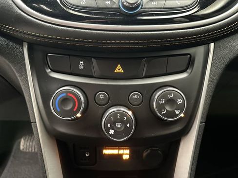 Used 2022 Chevrolet Trax LT w/ LT Convenience Package image 19