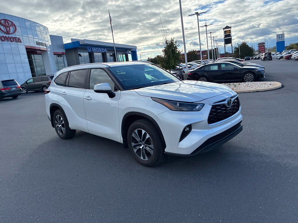 Certified 2026 Toyota Highlander XLE AWD/4WD image 2