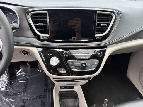 Used 2024 Chrysler Pacifica Limited FWD image 21