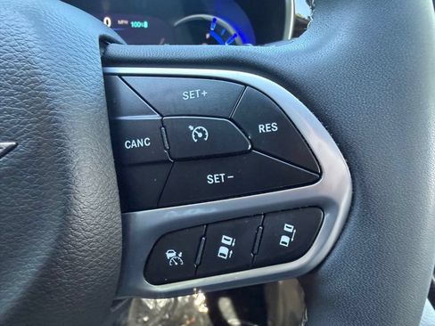 Used 2023 Chrysler Pacifica Limited FWD image 20
