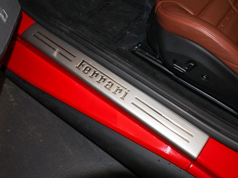 Used 2019 Ferrari Portofino RWD image 18