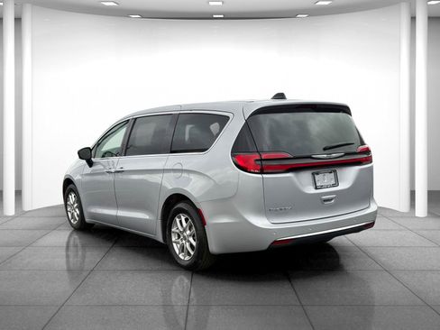 Used 2024 Chrysler Pacifica Touring-L image 5